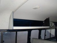 ハイルーフ車の天井部収納スペース「サイドトレー」 ： 中古車「200系ハイエース特装車