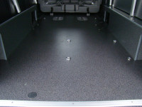 水・汚れに強い、耐久性のある硬質床貼り ： 中古車「ハイエース ワイドS-GL」