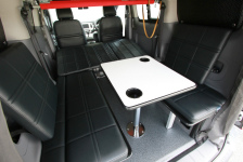 テーブルを囲んで作り出した寛ぎの空間とサーフボードの積載方法:NV200