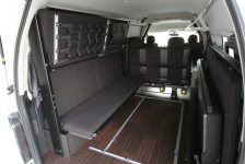 200系ハイエース特装車：2段ベッド装備で広々車中泊のスペース！