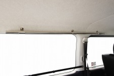 ハイエースでの車中泊が快適に!パイプラック装備