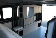 NV350キャラバンの車内にフルオーダーで棚を製作！