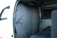 NV350キャラバン窓枠にカーテンを取付けて快適な車中泊！