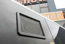 NV200の小窓に網戸取付で夏の車中泊も一安心！