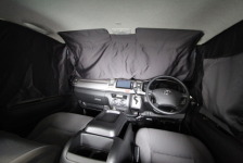 フロントシート3面を覆うカーテンで車内を広く活用！