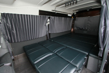 車外の光を遮断するカーテンをNV350キャラバンに装着