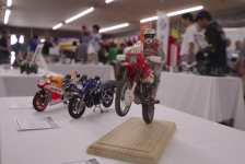 繊細なプラモデル展示やバイク模型製作体験ができます！