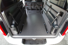 NV350キャラバン標準ボディに床貼り加工を施しています！