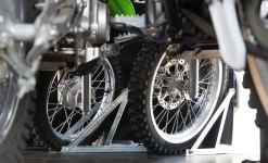 タイヤストッパーならバイクを載せない時に車内を広く使える！