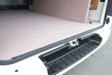 積載する荷物が傷つかないよう絨毯素材でSH床貼り加工！