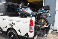 Wピックに300kgの重さがあるBMW R1200GSを積載!