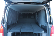 カーテンで車内を仕切り個室空間が製作可能。200系ハイエース