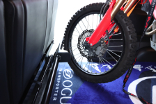 取外しは簡単!バイクを固定できるSHシートタイヤストッパー