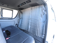 運転席と荷室を間仕切りできるSHセンターカーテン：ハイエース