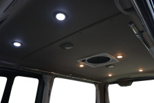 キャラバン天井へ白色・暖色の2色のLEDを組み合わせて設置！